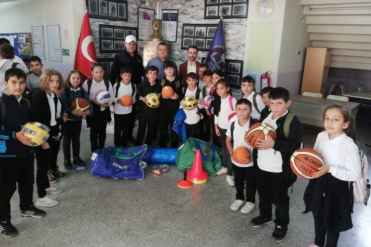 Kocaeli İzmit'te okullara spor malzemesi desteği sürüyor