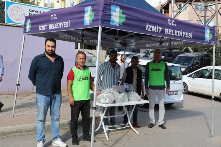 Kocaeli İzmit'te 'Üretim Bahçesi'nin ürünleri vatandaşlara dağıtılıyor