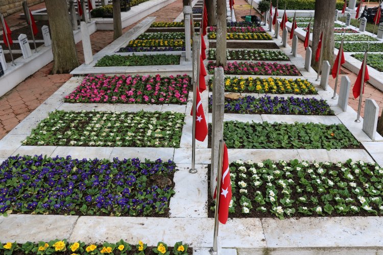 Kocaeli'nde şehitler çiçeksiz kalmadı 