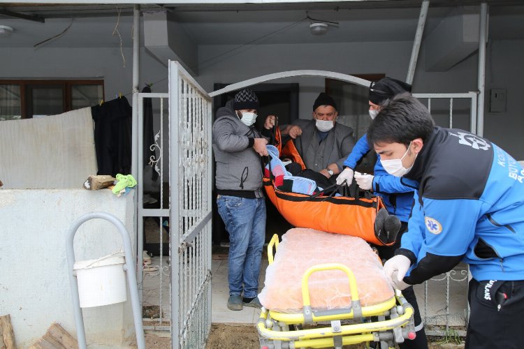 Kocaeli'nde hasta nakil ambulansları kara kışta görev başında