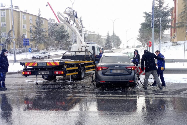 Kocaeli'nde kaza yapan sürücünün yardımına Zabıta yetişti