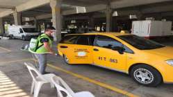 Kocaeli’nin taksilerini İzmit belediyesi dezenfekte ediyor