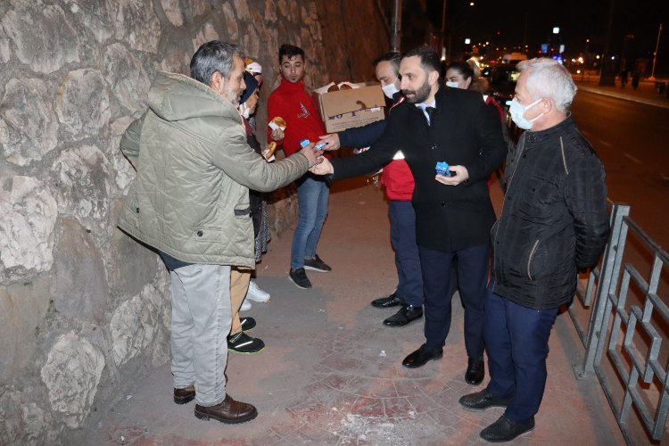 Kocaeli İzmit Belediyesi servis bekleyen emekçilere hayırlı işler diledi