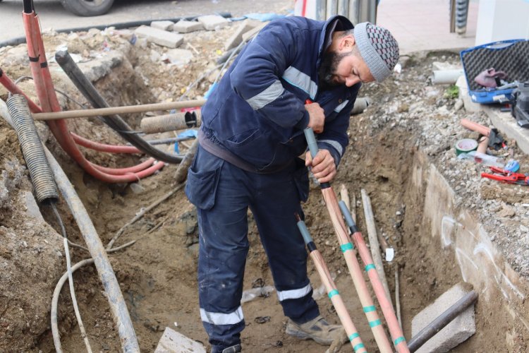 Kocaeli İzmit Belediyesi, Yeşilova’da abone bağlantılarını yapıyor