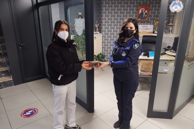 Kocaeli İzmit Belediyesi Zabıtası kayıp cüzdanı sahibine ulaştırdı