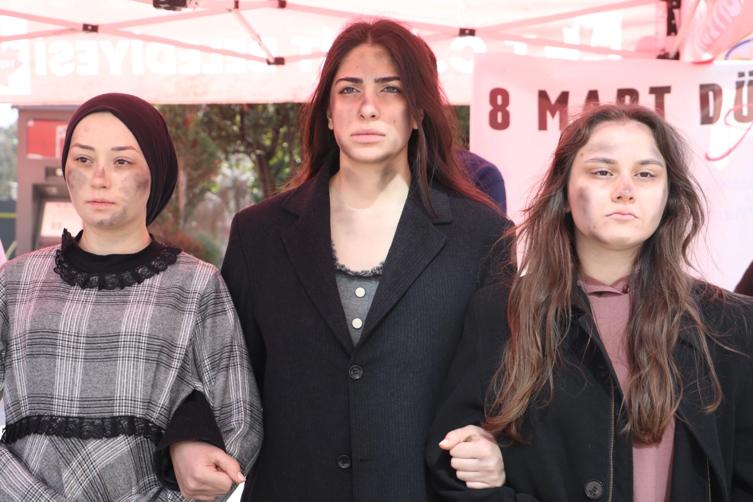 Kocaeli İzmit'te ‘Bi Dünya Kadın’ canlı heykel sergisi