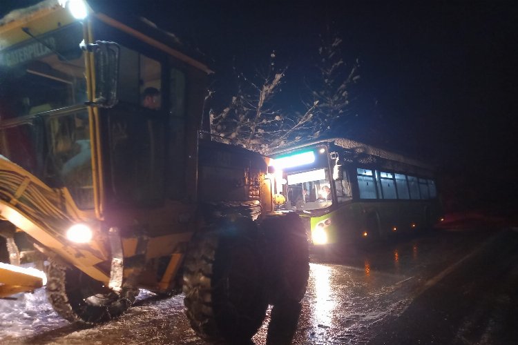 Kocaeli İzmit'te halk otobüsü yolda kaldı 