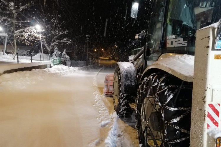 Kocaeli İzmit'te kar mesaisi gece boyunca devam etti 