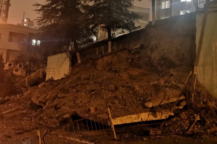 Kocaeli İzmit'te yıkılan istinat duvarına anında müdahale 