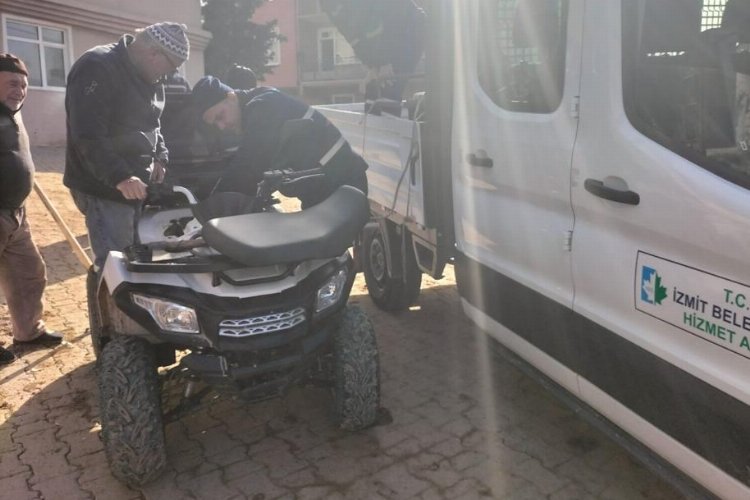 Kocaeli İzmit'te yolda kalan yaşlı amcanın yardımına koştu