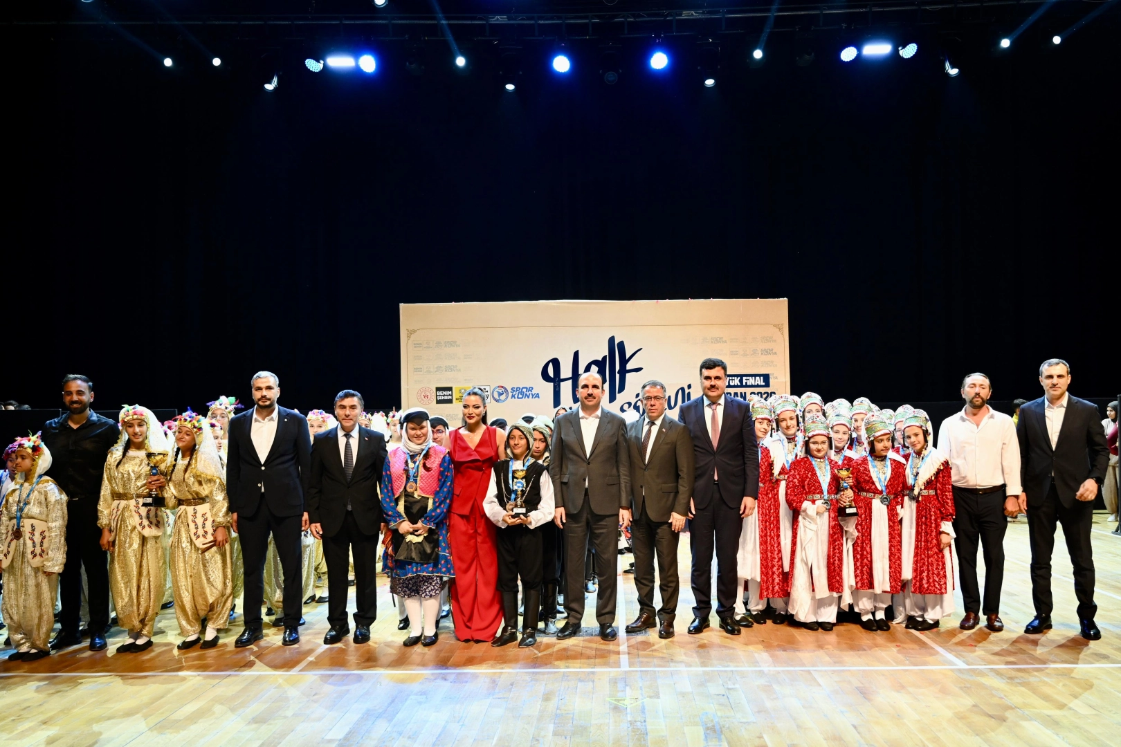 Konya Büyükşehir’den Halk Oyunları Şöleni finali