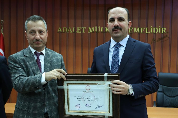 Konya'da Başkan Altay mazbatasını aldı