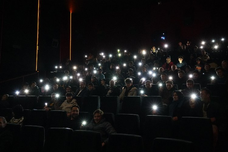 Konya'da gençler aileleriyle sinemada buluştu