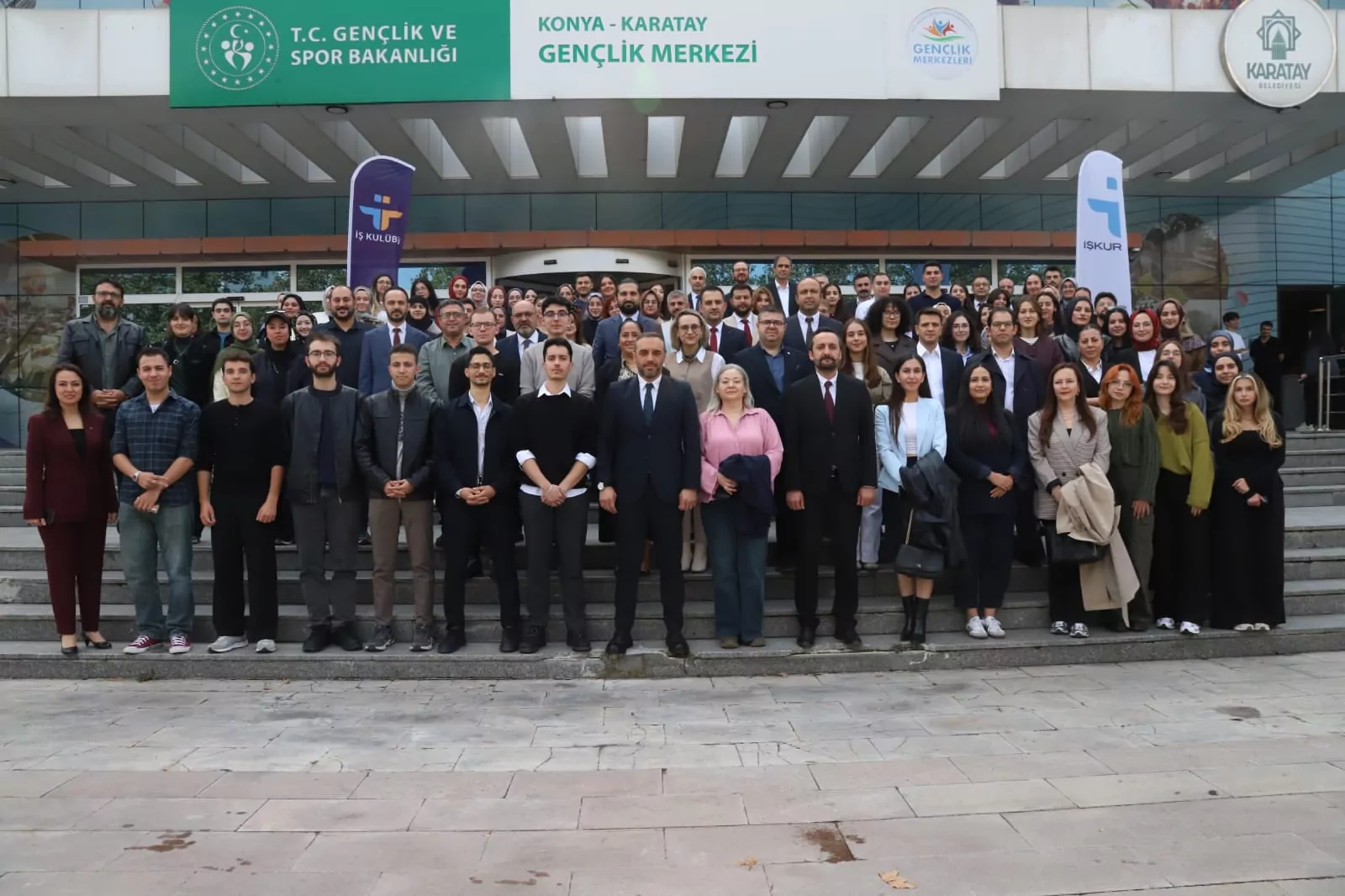 Konya'da gençler ve iş dünyası aynı masada buluştu