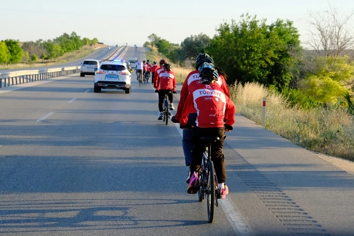 Konya'dan 7'si görme engelli 20 kişi Ankara'ya pedal çevirdi