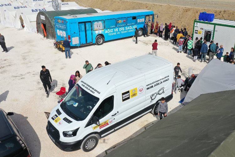 Konya 'mobil gözlük aracı' Hataylı depremzedelere hizmet veriyor