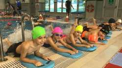 Körfezli çocuklar tatilin keyfini yüzere çıkarıyor