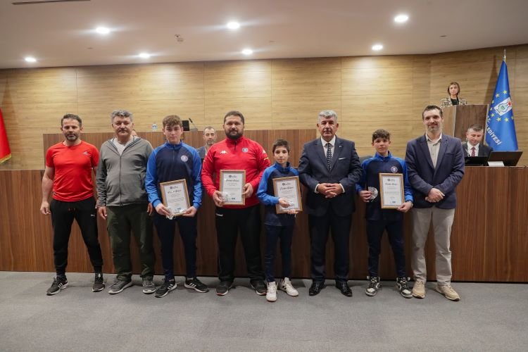 Kütahya'da başarılı sporcular ödüllendirildi 