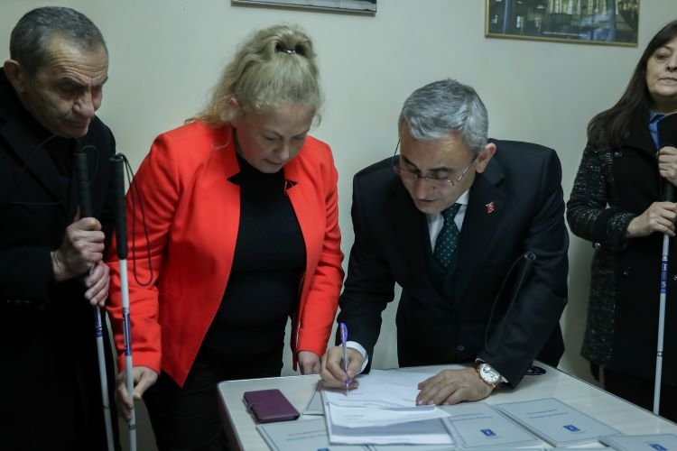 Kütahya'da görme engellilere beyaz baston 