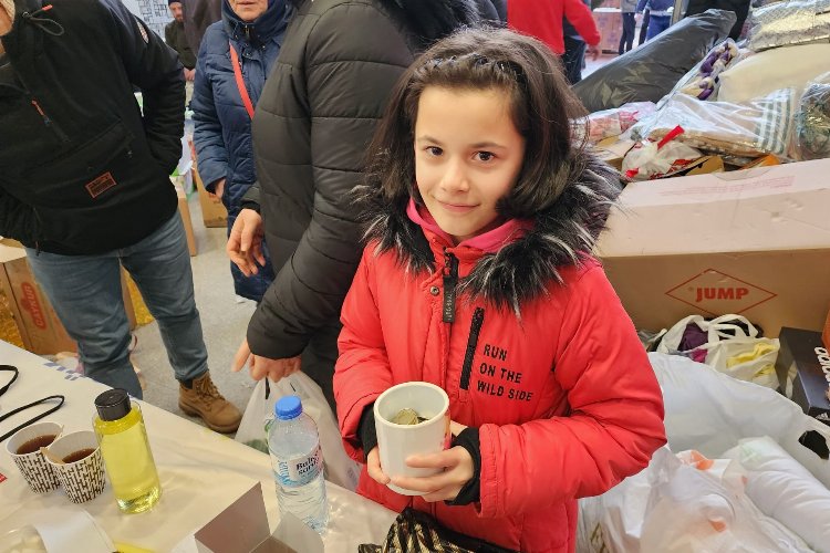 Kumbarasında biriktirdiği parasını Kızılay'a bağışladı
