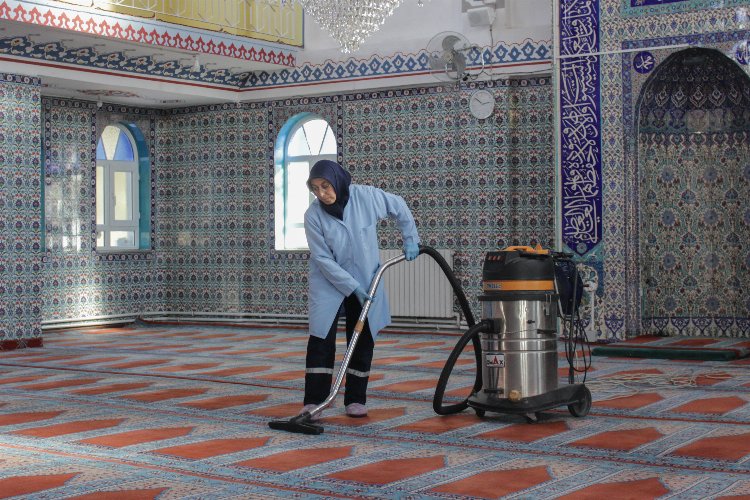 Kütahya'da camilerin temizliği sürüyor