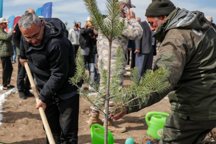 Kütahya'da fidanlar depremde hayatını kaybedenler anısına toprakla buluştu