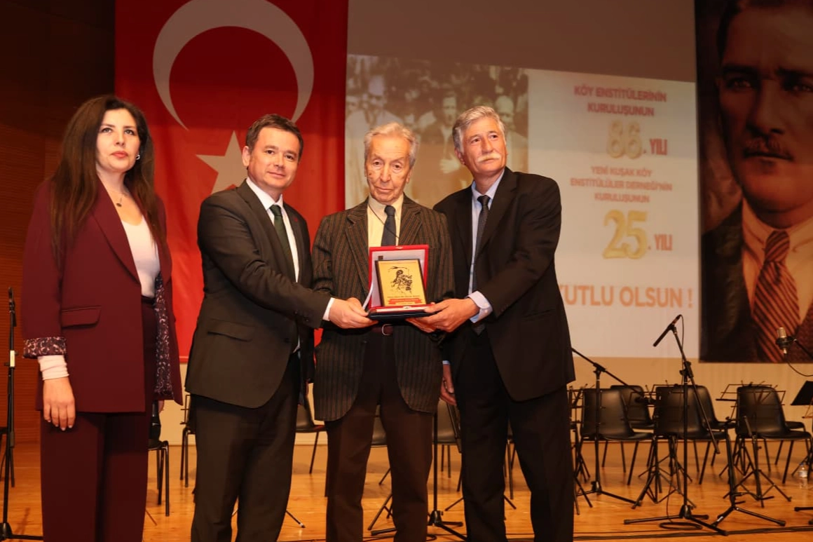 Köy Enstitüleri’nin 86. yılında aydınlanma onur ödülü sahibini buldu