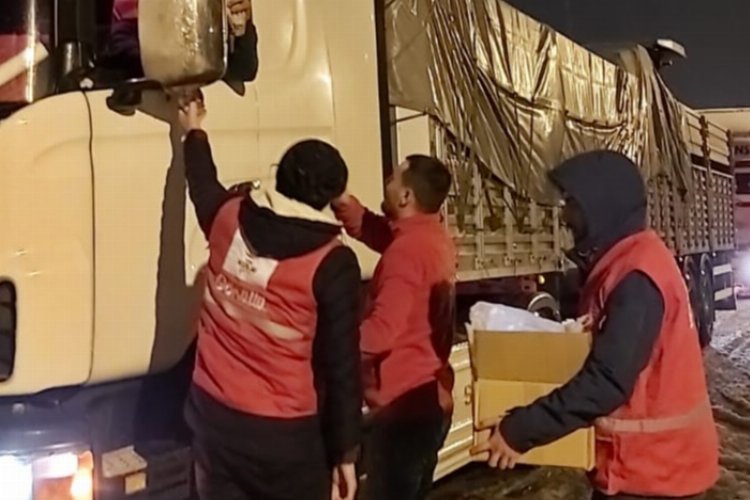 Kızılay'dan yolda kalan vatandaşlara yardım eli