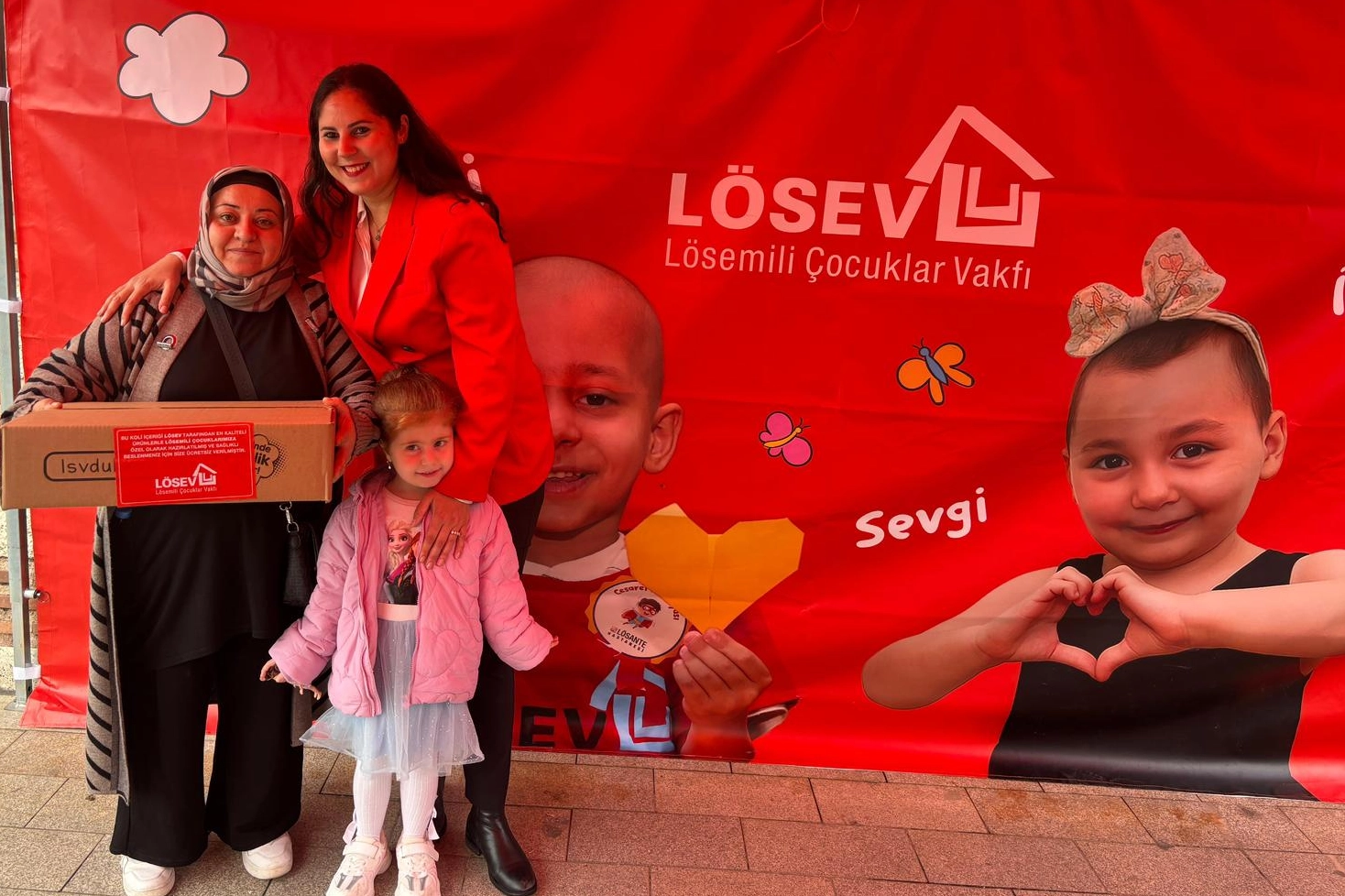 LÖSEV Bursa'da mutlu et paketleri dağıtıldı