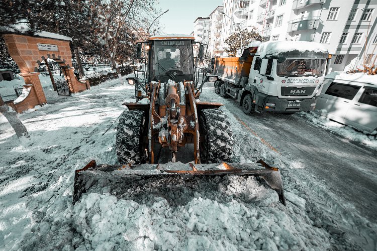 Malatya'da ana arterlerde kar kaldırma çalışmaları devam ediyor 