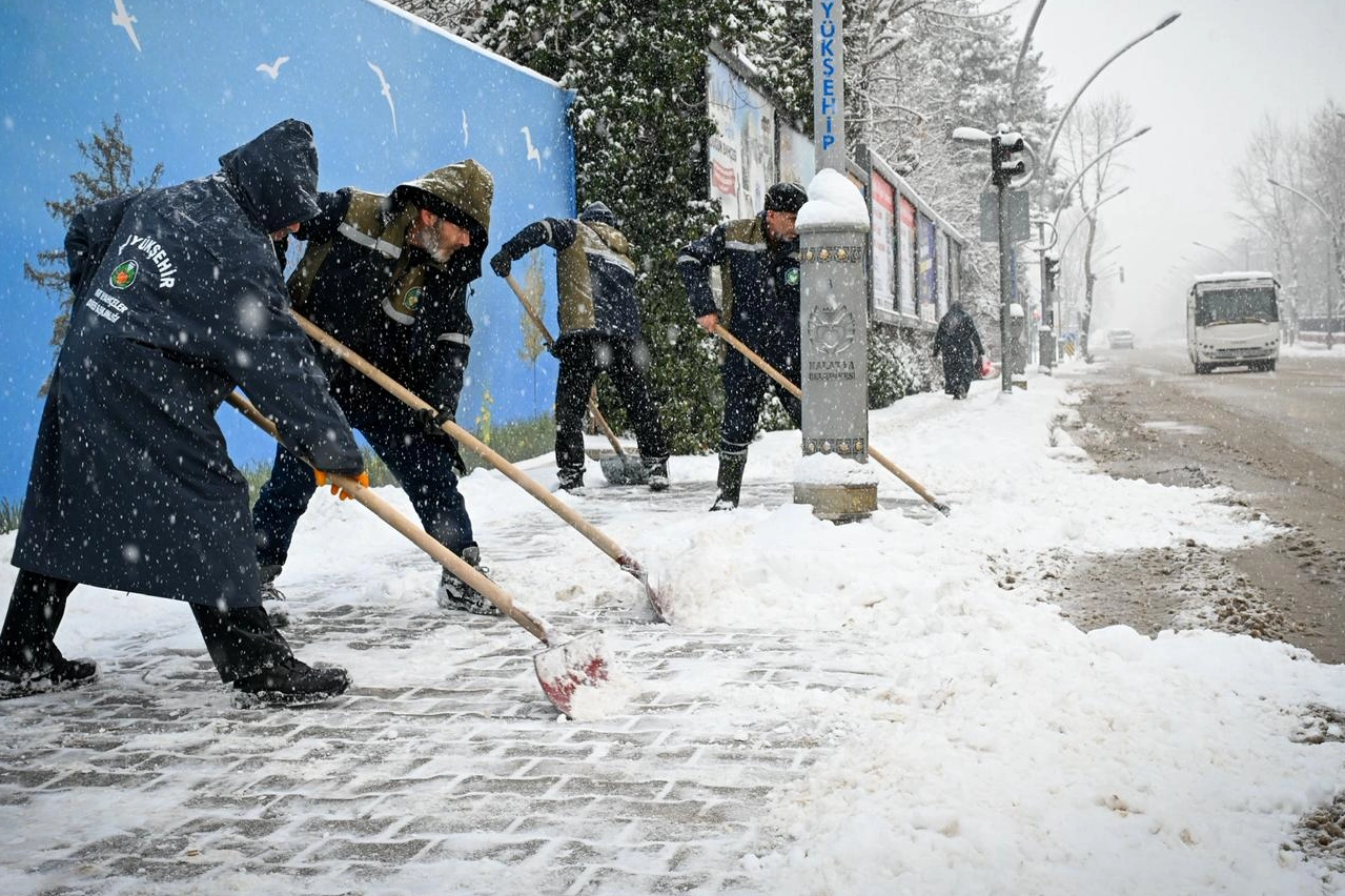 Malatya'da Büyükşehir ekipleri karla mücadelede 7/24 sahada