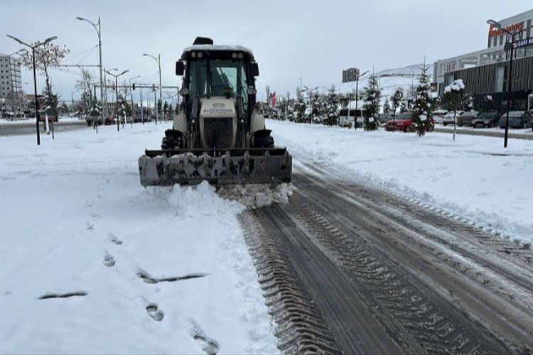 Malatya'da karla mücadele devam ediyor