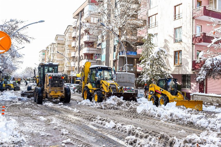 Malatya'da yağış sonrası karın izleri temizliyor