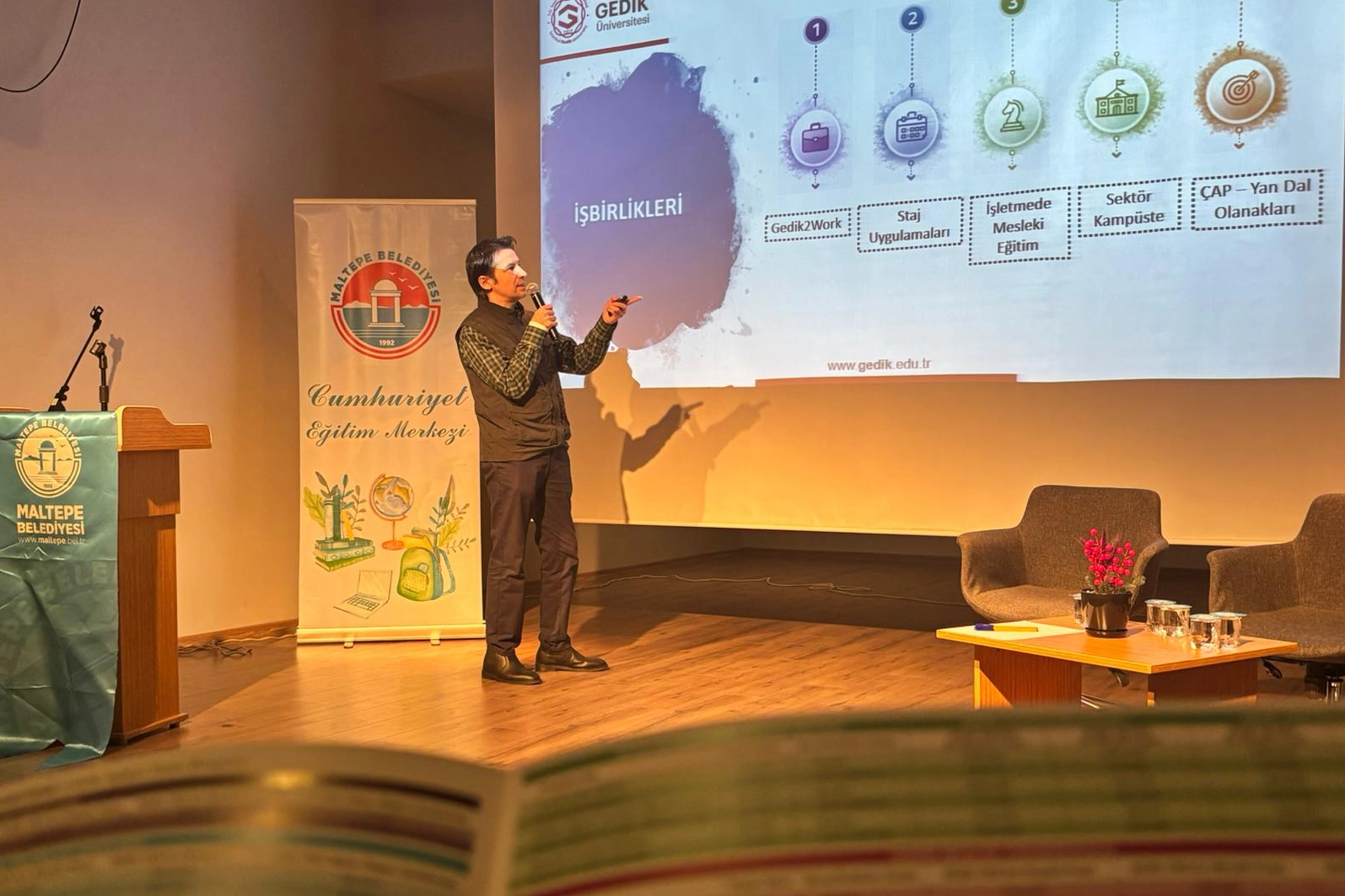 Maltepe'de öğrencilerin eğitim ve kariyer yolculuklarında destek