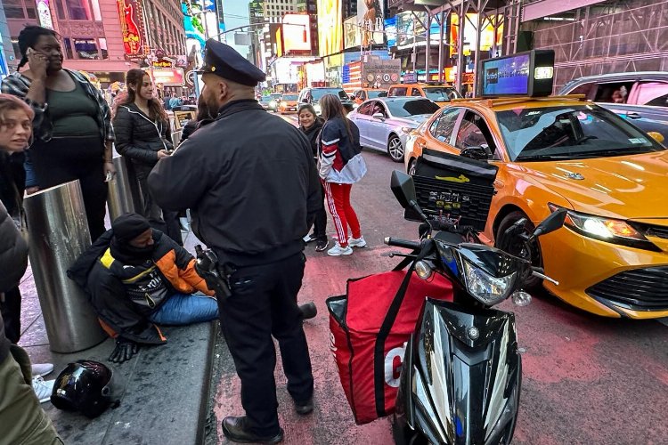 Manhattan'ın işlek caddesinde kaza!