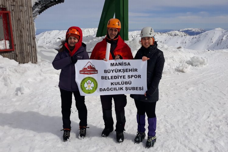 Manisa BBSK flaması Bozdağ Zirvesi'nde dalgalandı