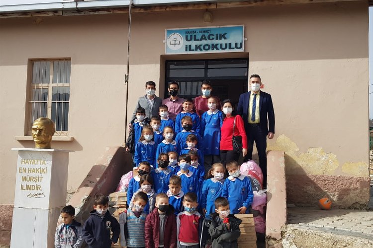 Manisa Büyükşehir'den Demircili öğrencilere sıcak hediye 