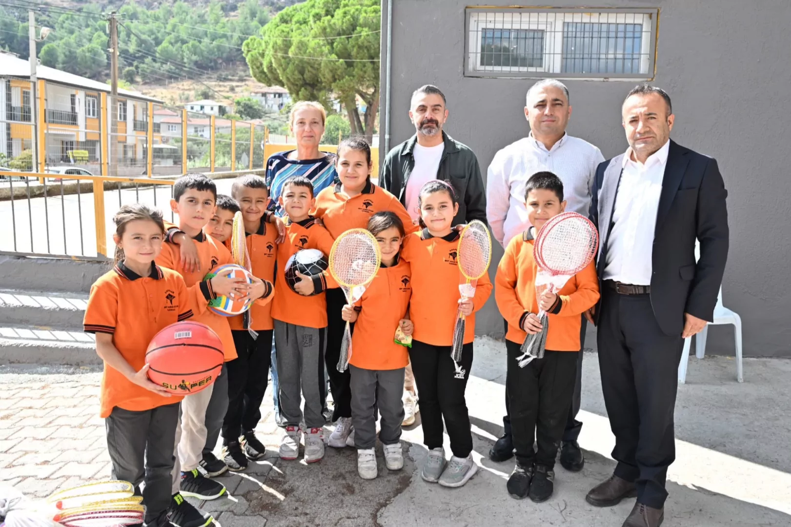Manisa Büyükşehir'den okulların spor altyapısına takviye