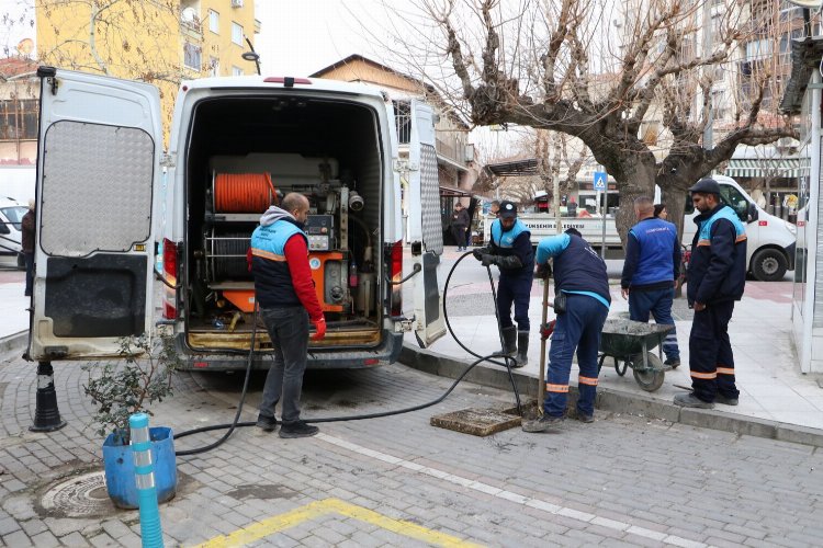 Manisa'da ekipler yağışlara karşı 'ızgara' mesaisinde