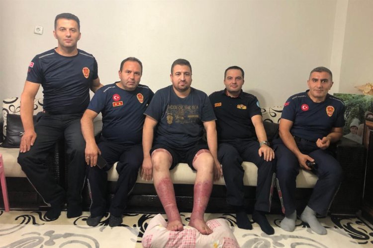 Manisa'da itfaiye çavuşuna mesai arkadaşlarından 'geçmiş olsun' ziyareti