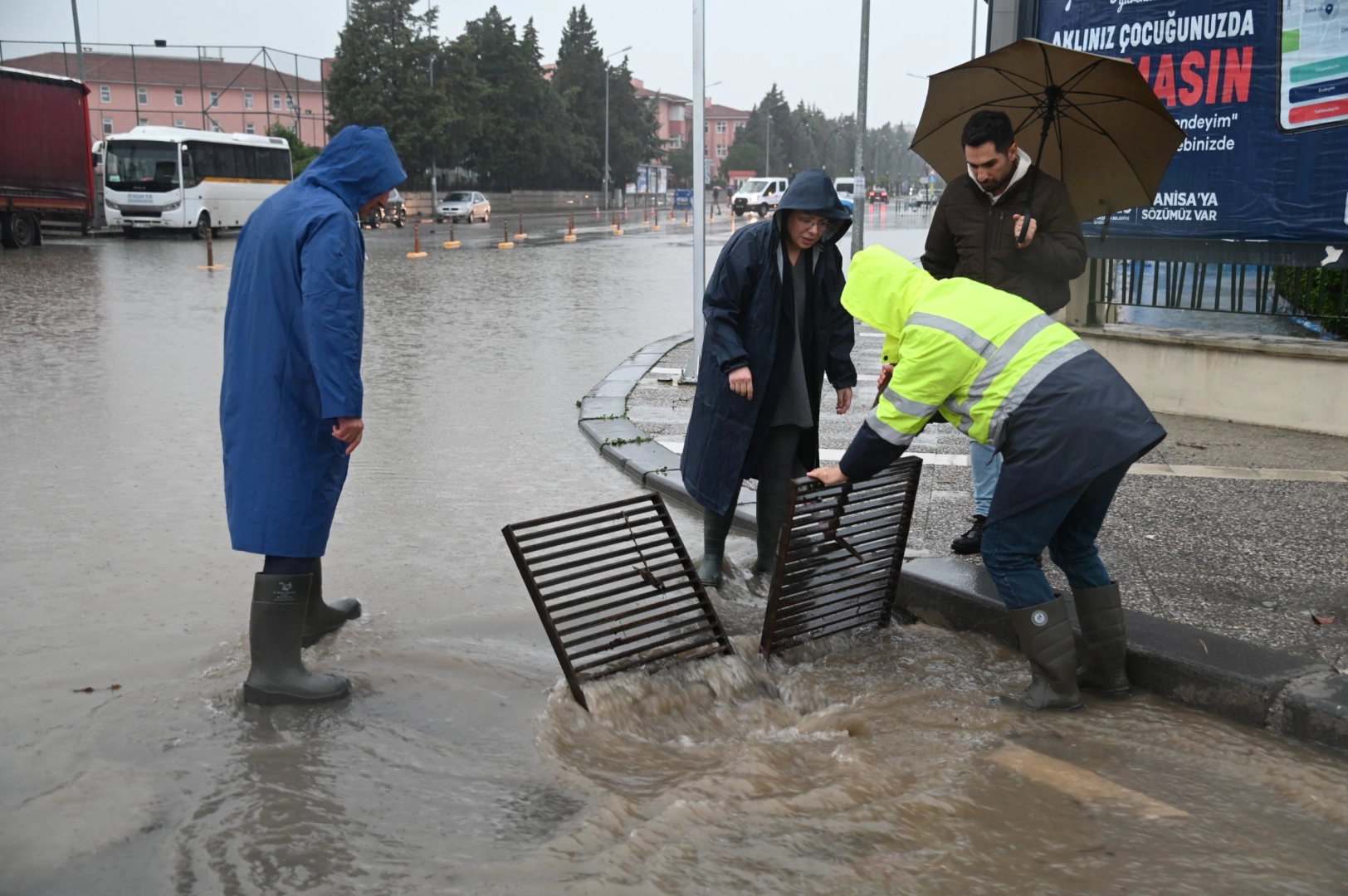 Manisa'da MASKİ ekipleri sağanak dolayısıyla sahada