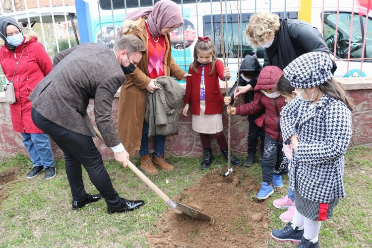 Manisa'da minikler fidanları toprakla buluşturdu 