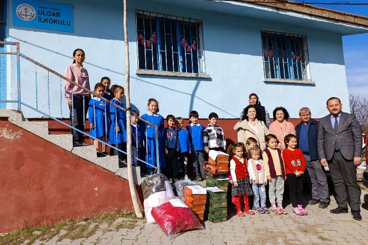 Manisa'da sömestir hediyeleri öğrencilere ulaştırılıyor