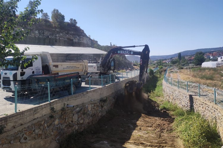 Manisa Demirci'de derelere taşkın önlemi