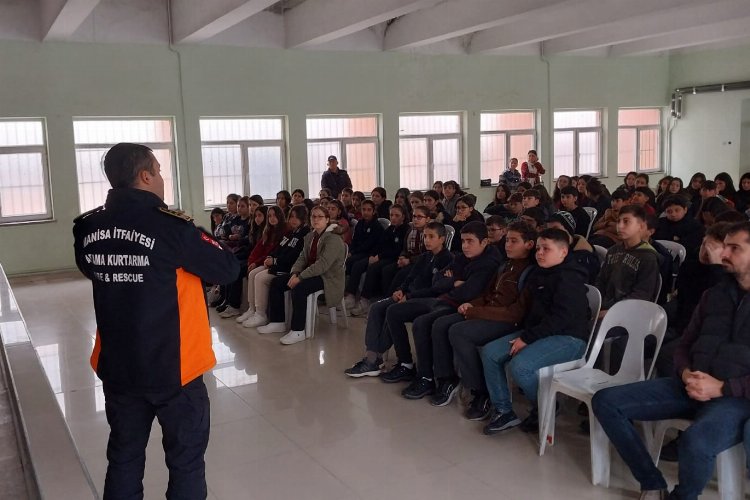 Manisa İtfaiyasi Gölmarmara'da öğrencilerle buluştu