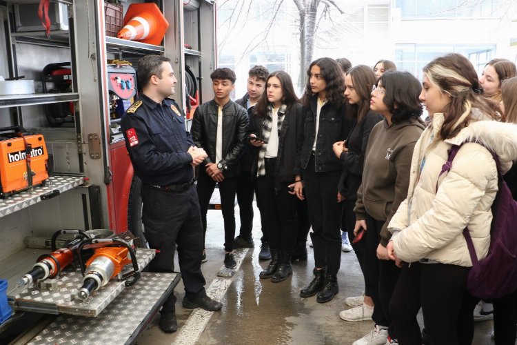 Manisa Lisesi öğrencilerinden Büyükşehir İtfaiyesi'ne ziyaret