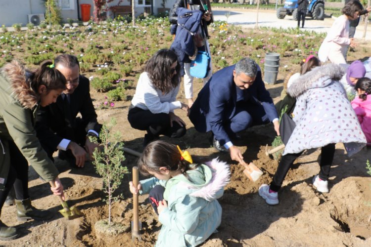 Manisa'nın minik elleri fidan dikti