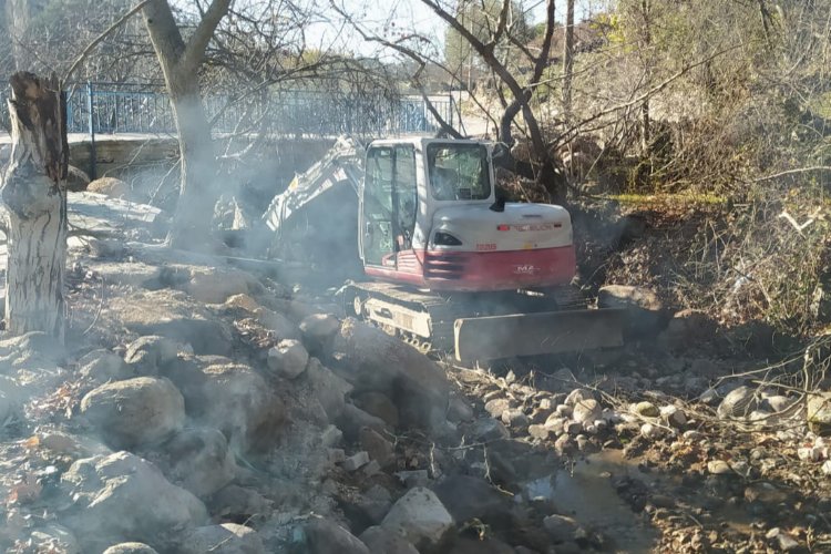 Manisa Sakallı Mahallesi’nde MASKİ'de dere temizliği