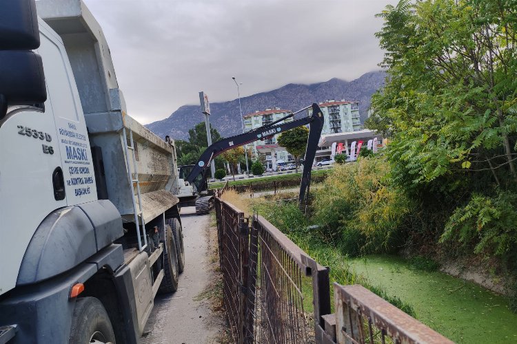 Manisa Şehzadeler'de sulama kanalı temizlendi