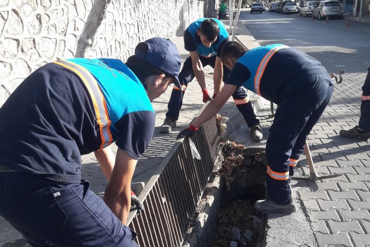 Manisa Soma’da yağmursuyu ızgaralarına temizlik